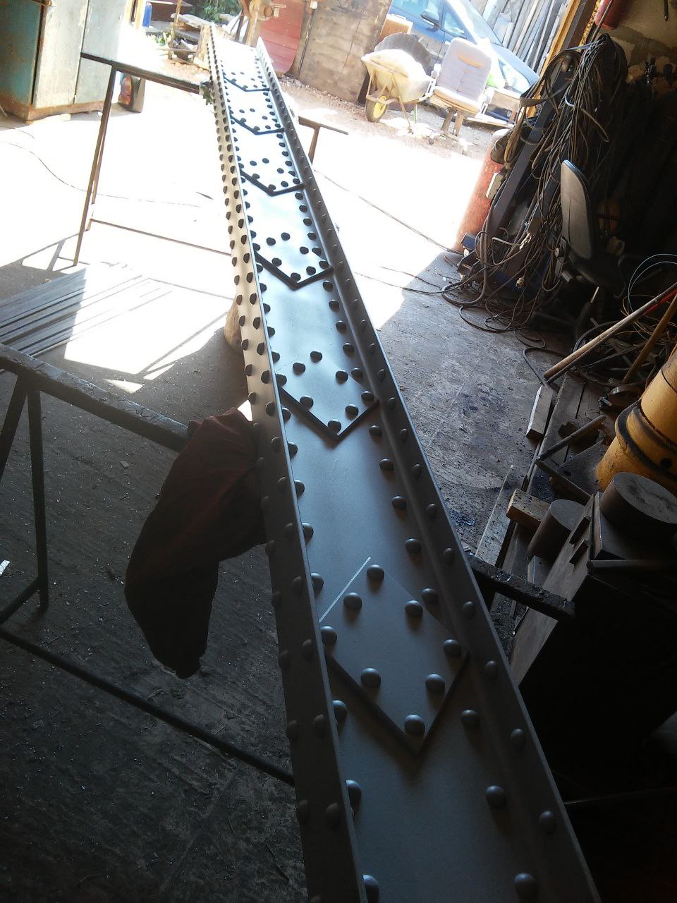 Металлическая балка с декоративным усилением под заказ