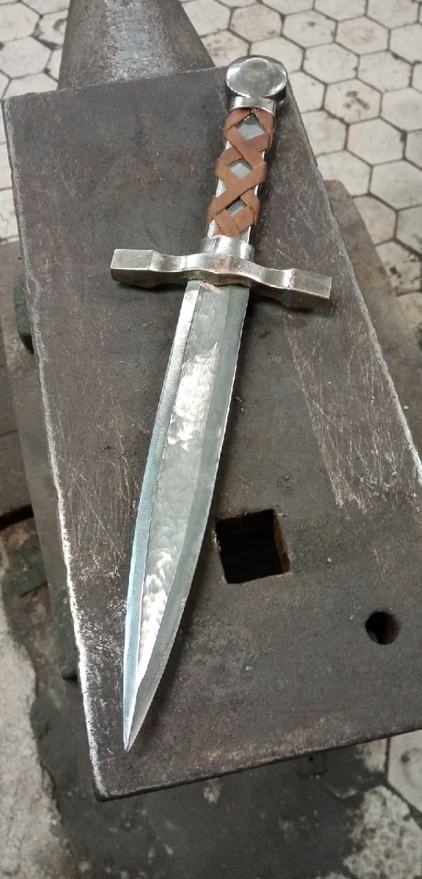 Кованый декоративный кинжал ручной работы