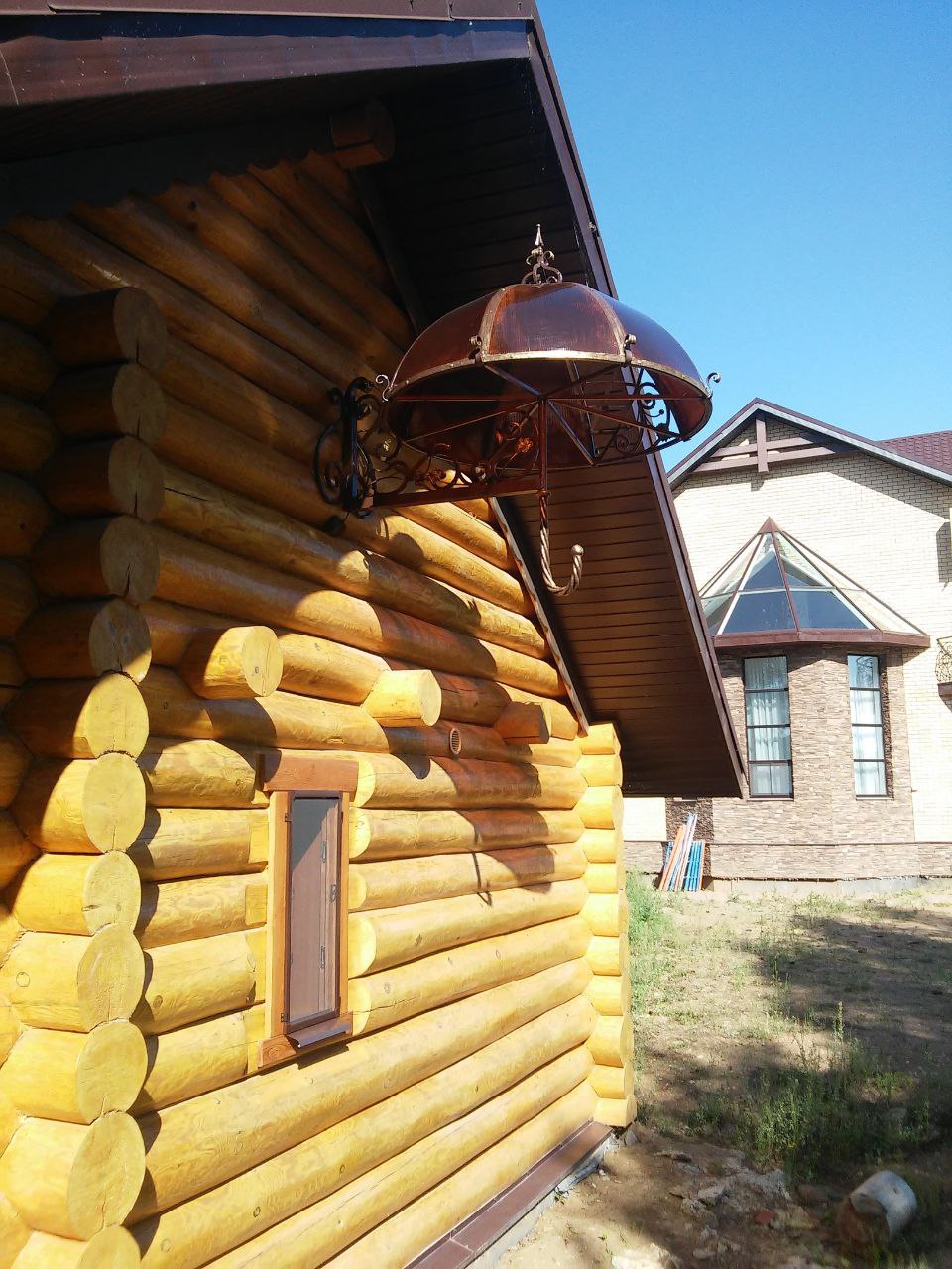 Кованый декоративный козырёк‑зонтик для фасада