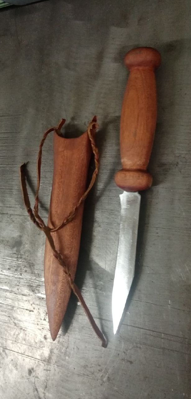 Авторский нож с деревянной рукоятью и ножнами