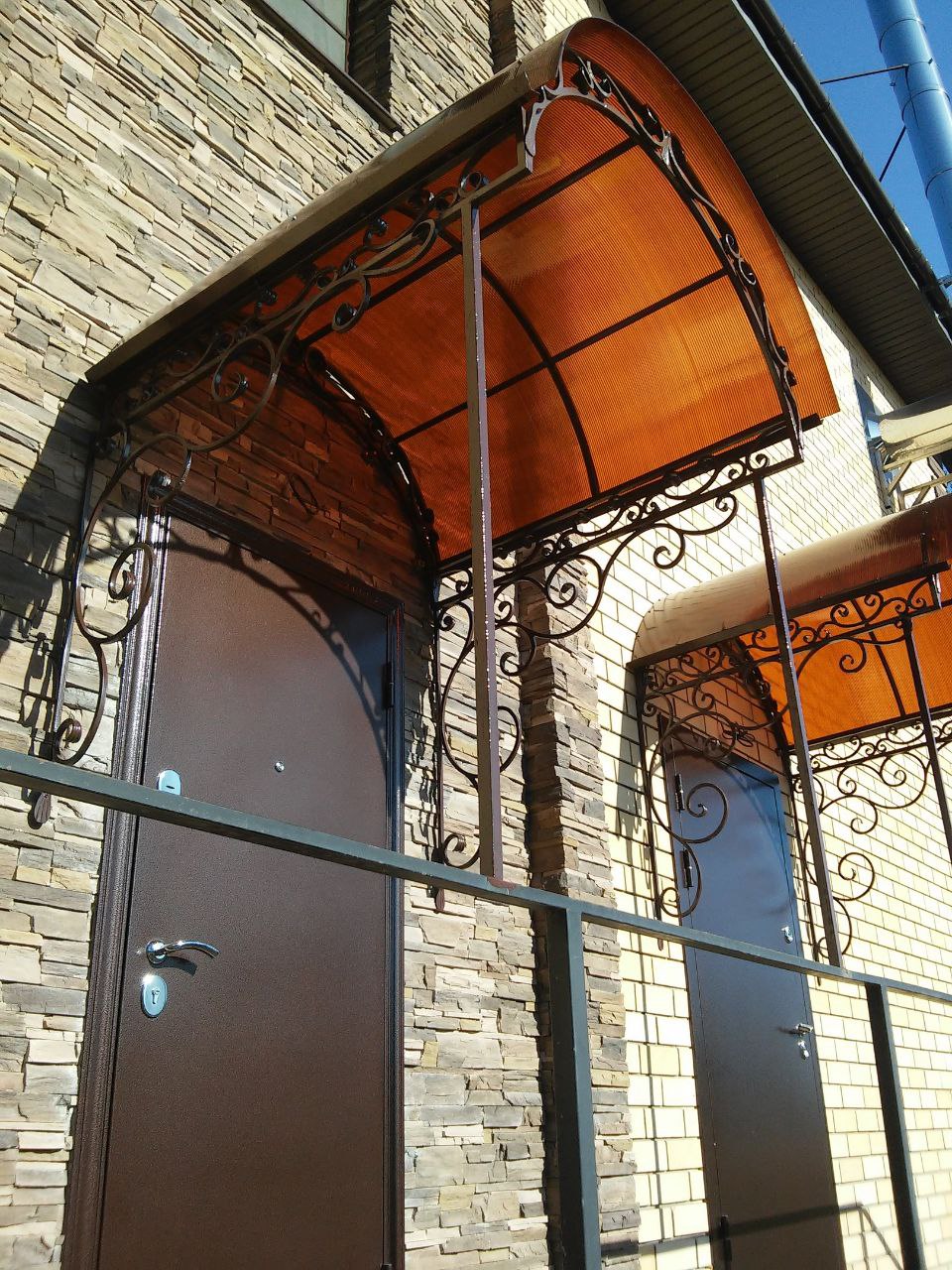 Кованый козырёк с поликарбонатом под ключ