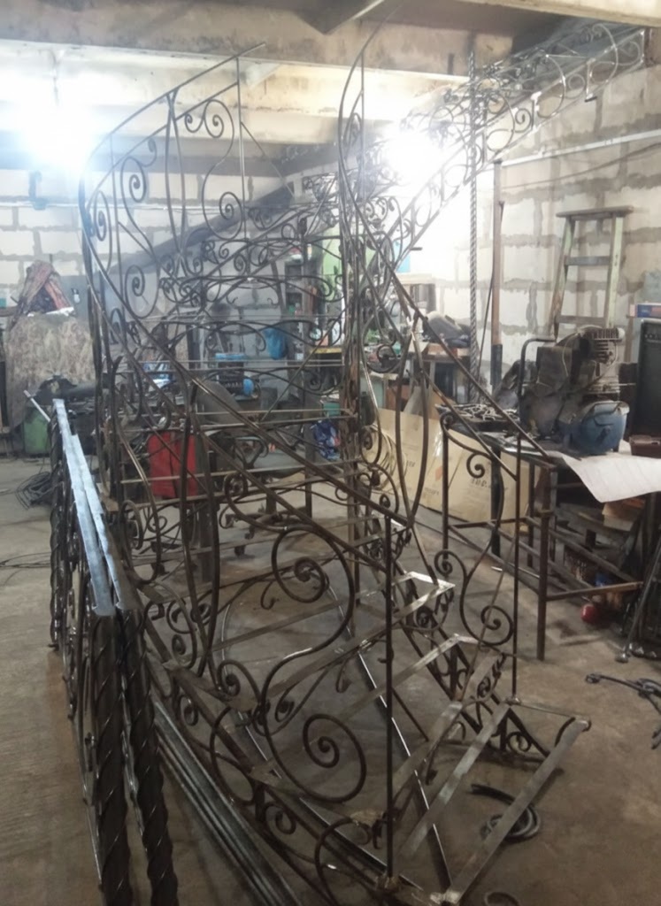 Кованая винтовая лестница с художественными элементами